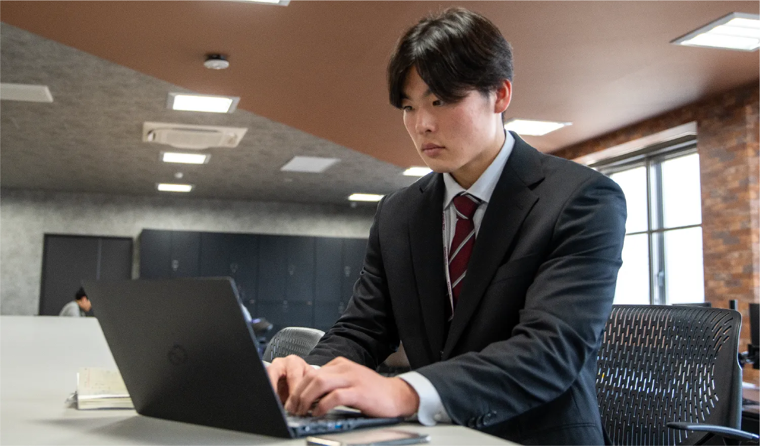 機械の知識ゼロからのスタートで、まずは一台の受注獲得を目指す。